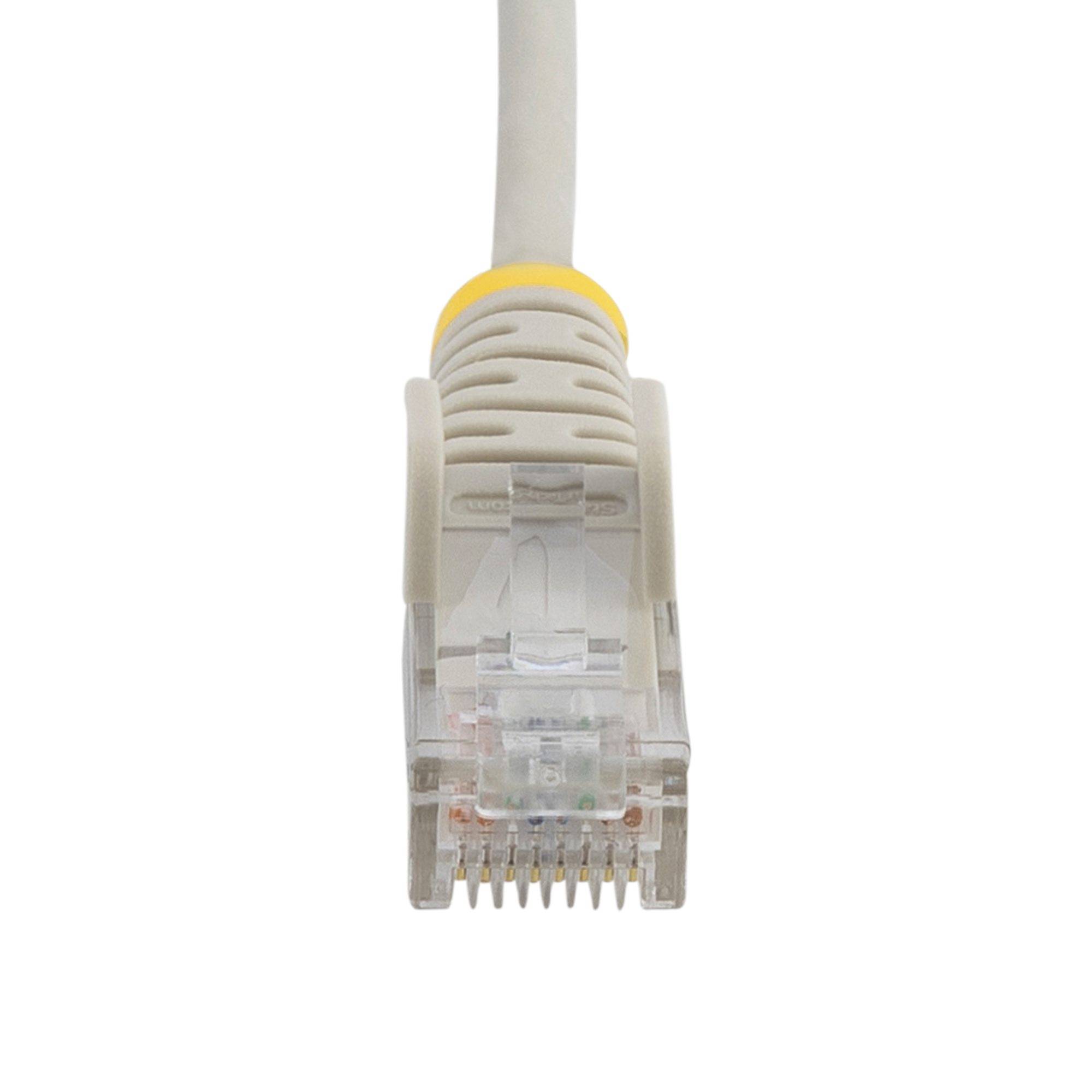 Nahaufnahme eines Ethernet-Kabels mit einem klaren RJ45-Stecker auf weißem Hintergrund.