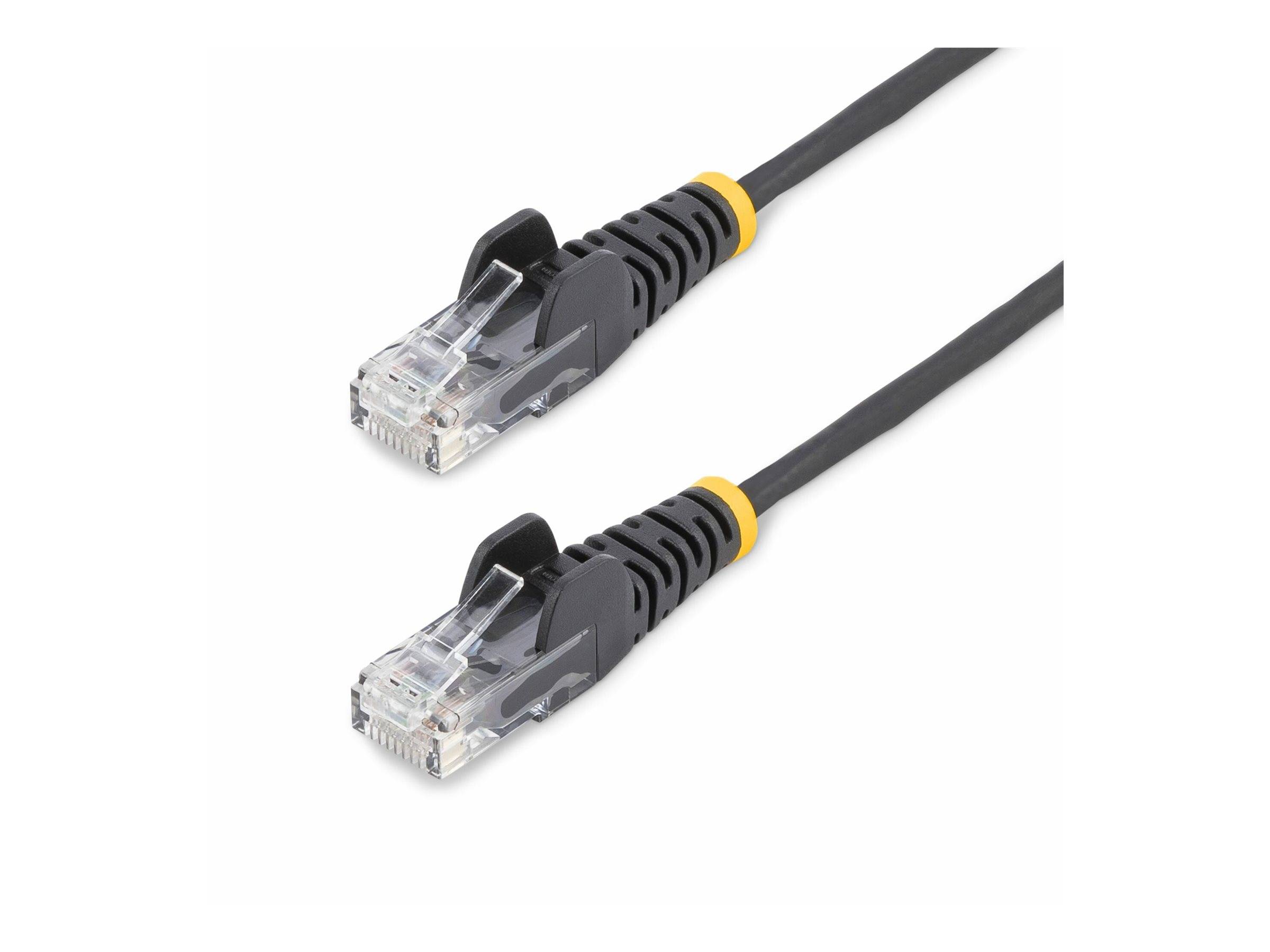 Zwei Ethernet-Kabel mit transparenten Steckern und gelben Bändern auf schwarzen Kabeln, verwendet für Netzwerkverbindungen.