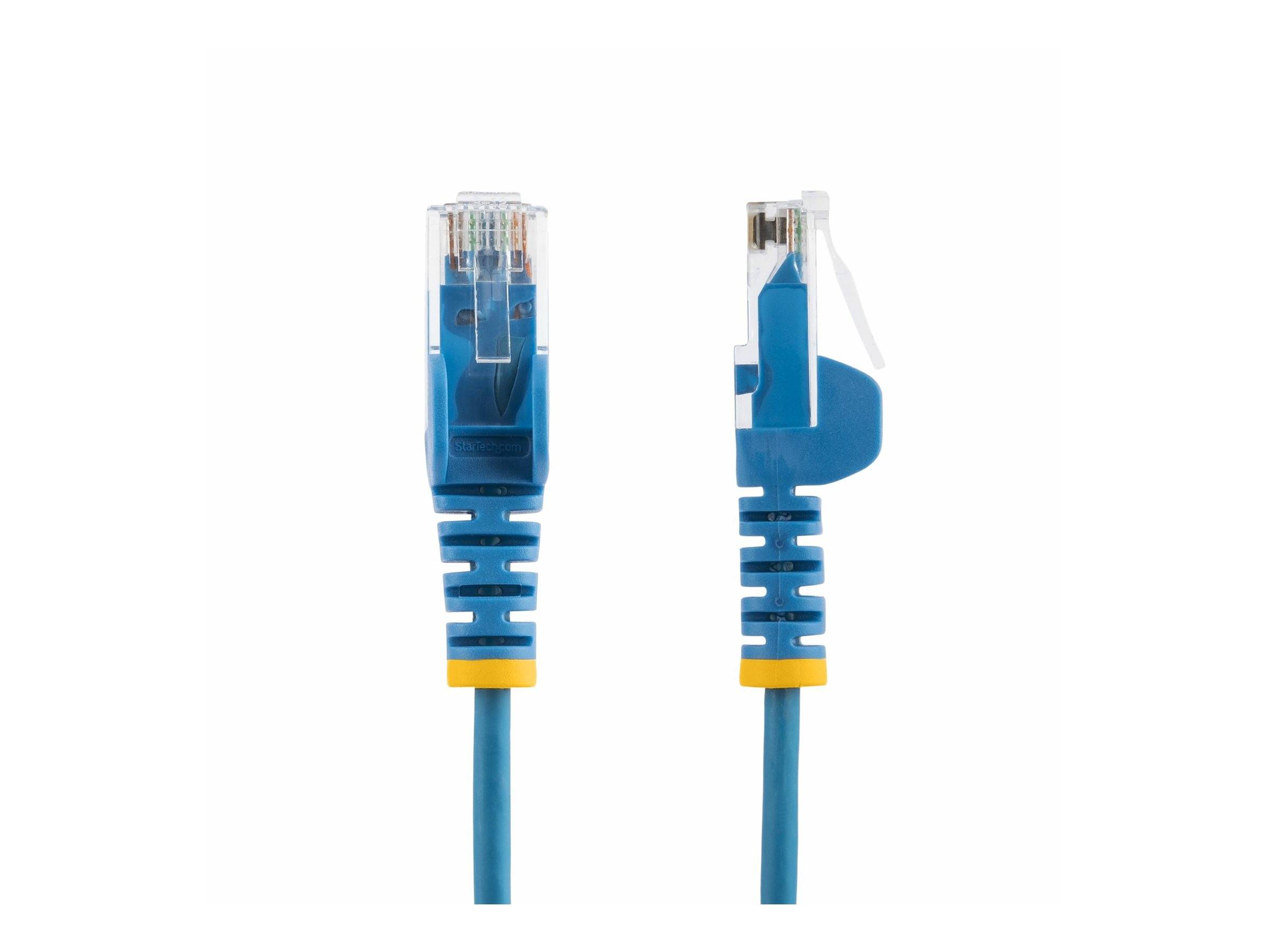 Zwei blaue Ethernetkabel mit gelben Akzenten, die Anschlüsse auf einem weißen Hintergrund zeigen.