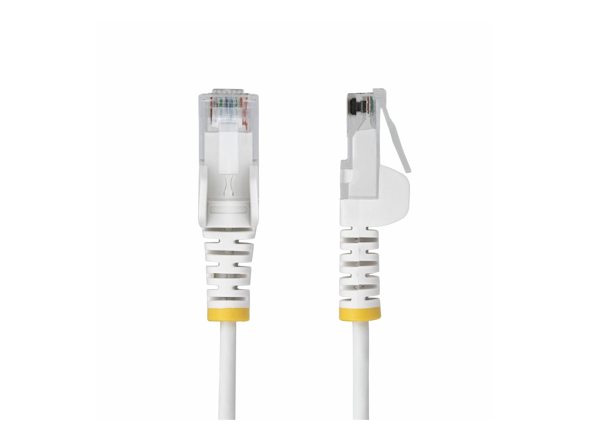 Zwei weiße Ethernet-Kabel mit transparenten Steckern, nebeneinander positioniert, eines von vorne und das andere in Seitenansicht.