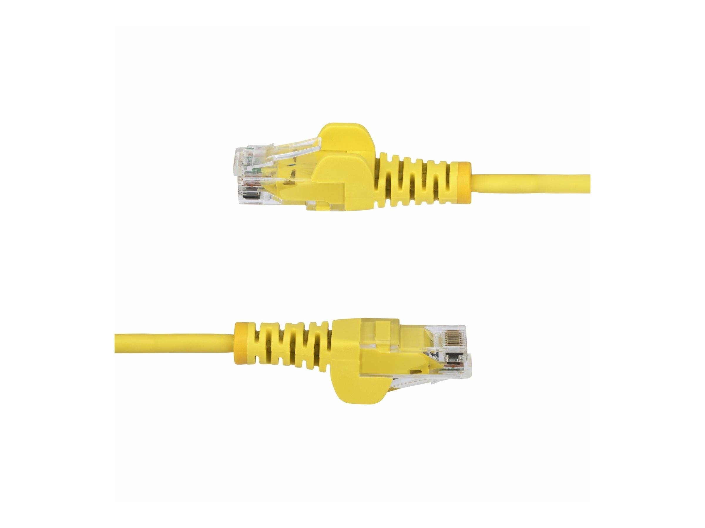 Zwei gelbe Ethernet-Kabel mit RJ45-Steckern, übereinander auf weißem Hintergrund dargestellt, wobei die Steckerenden in entgegengesetzte Richtungen ausgerichtet sind.
