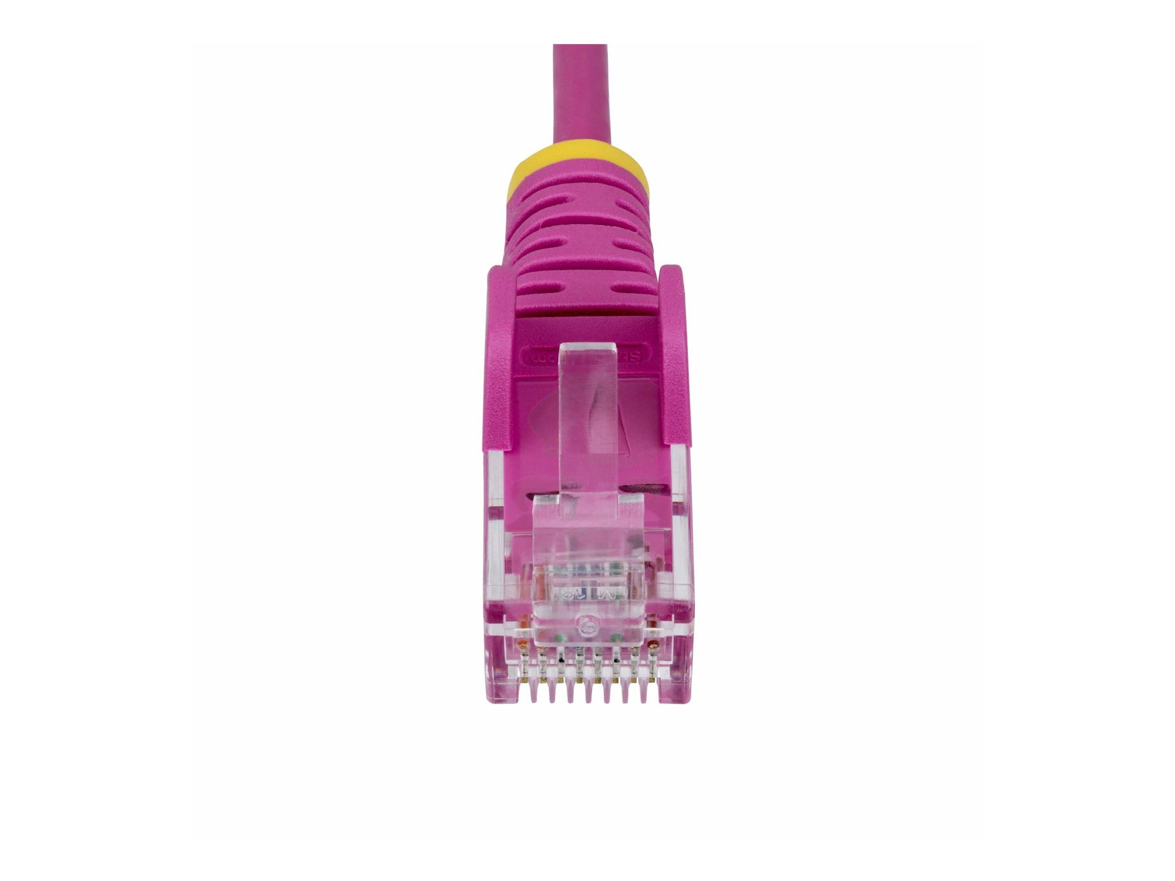 Nahaufnahme eines rosa Ethernet-Kabelsteckers mit transparenter Spitze und sichtbaren Metallkontakten auf weißem Hintergrund