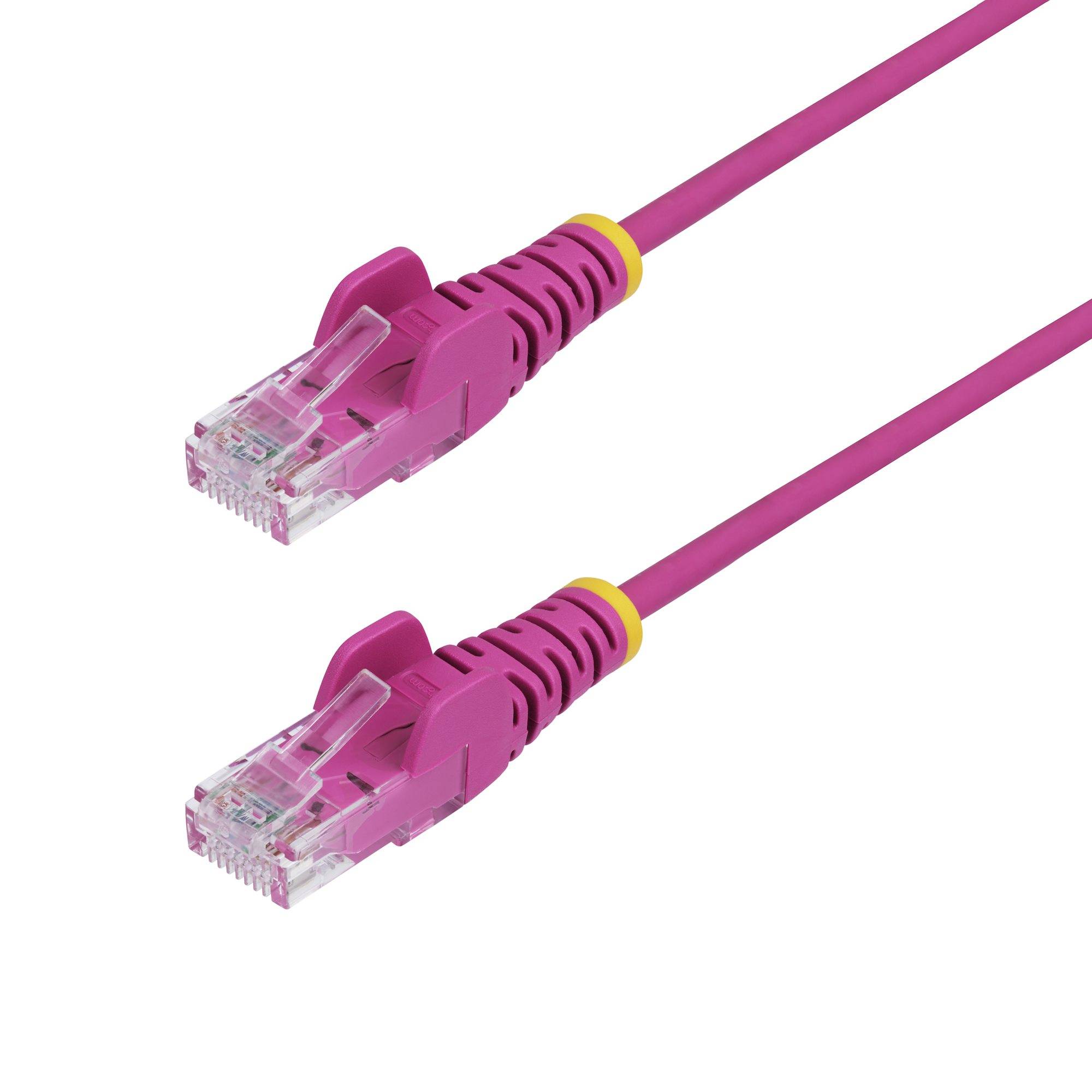 Nahaufnahme eines rosa Ethernet-Kabels mit zwei RJ45-Steckverbindern auf weißem Hintergrund.