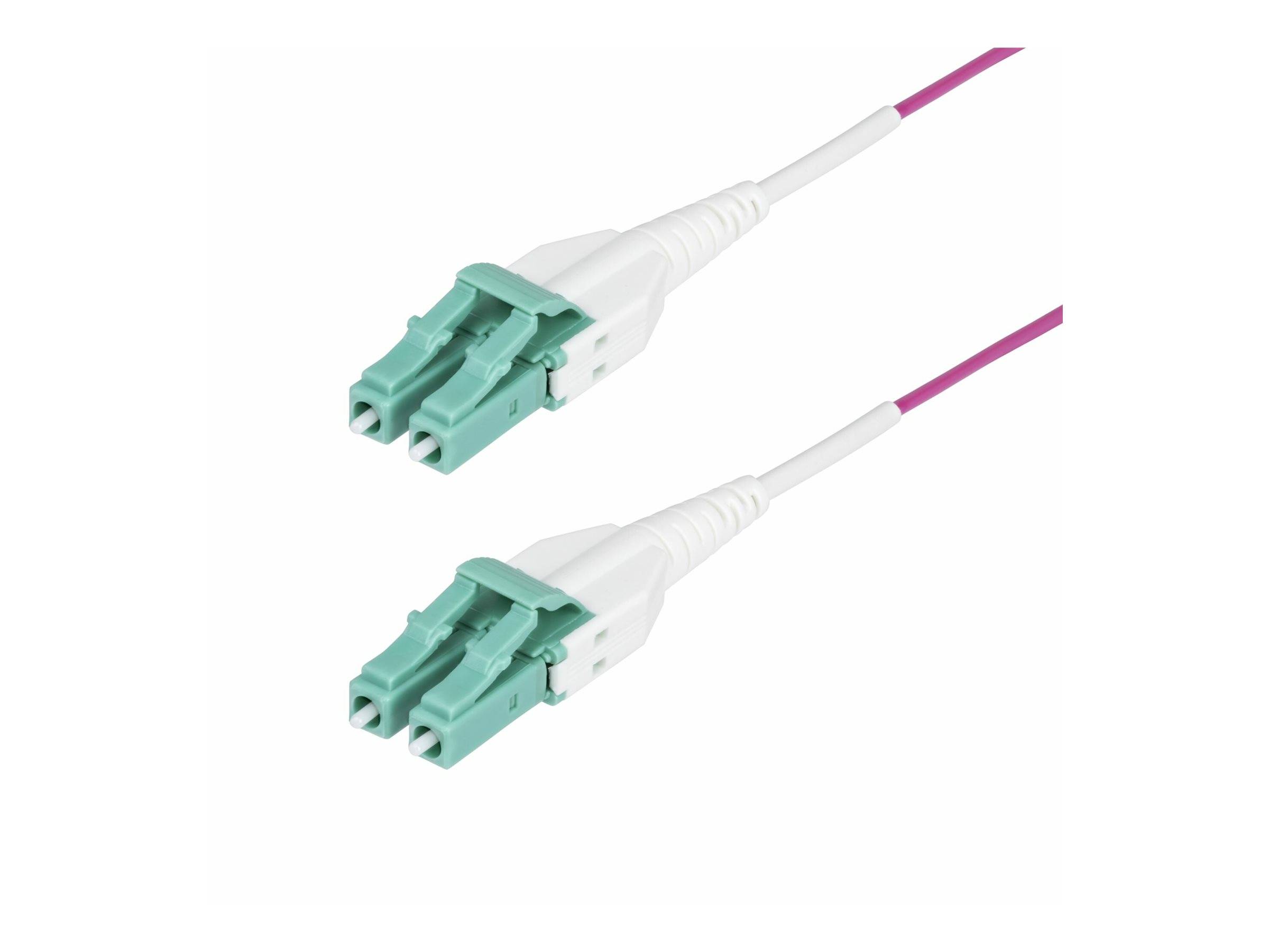 Zwei türkisfarbene LC-Glasfaserverbinder, die an weiße Kabel angeschlossen sind und häufig bei Netzwerkinstallationen zur Verbindung von Glasfaserlinien verwendet werden.