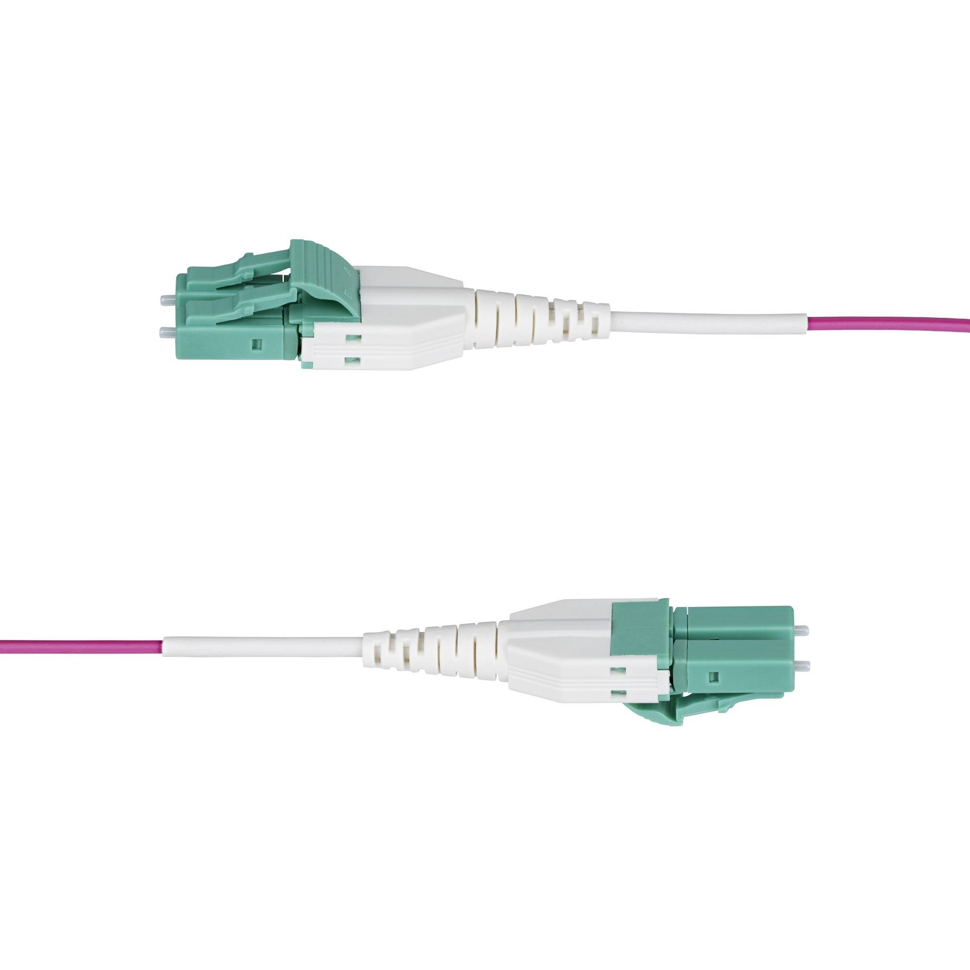 Zwei grüne Glasfaserkabelstecker nebeneinander auf weißem Hintergrund dargestellt, mit rosa Kabel, das von jedem Ende verläuft.