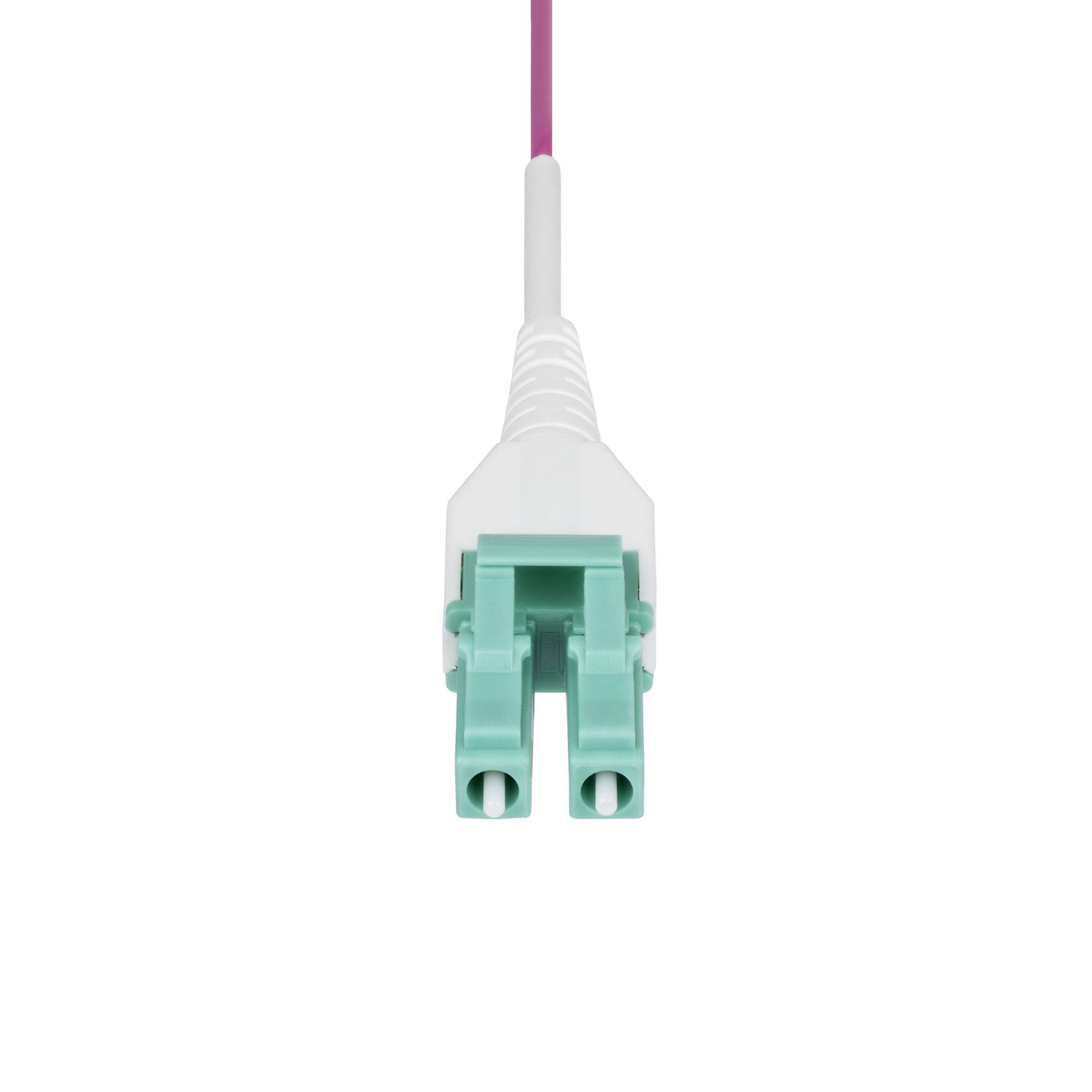 Nahaufnahme eines rosa Glasfaserkabels mit einem weißen Stecker und grünem Dual-Faser-Stecker auf einfachem weißem Hintergrund.