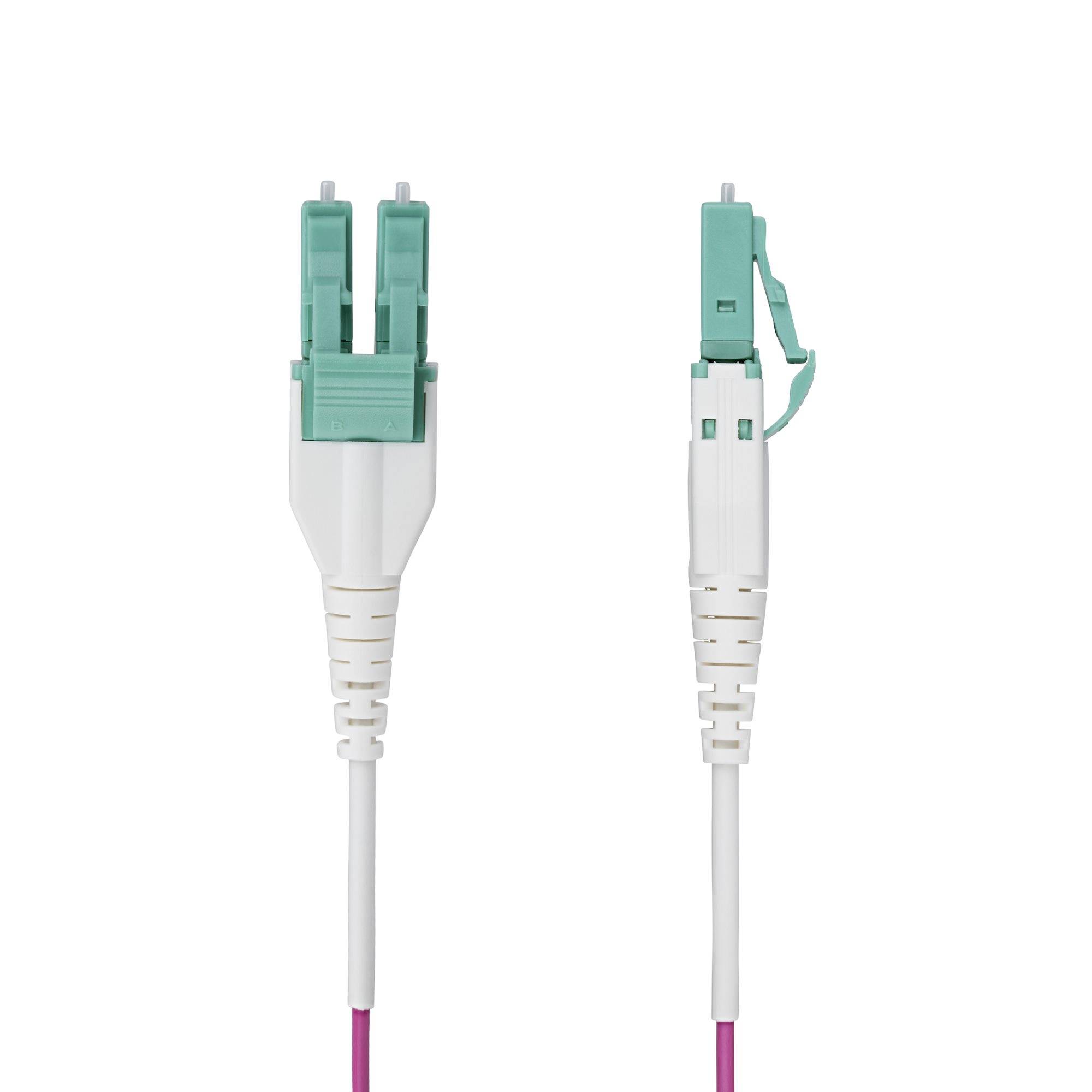 Zwei Ansichten eines weiß-türkisen Lichtwellenleiterkabel-Steckers mit Schutzkappe, die das Stecker­ende und die Seitenansicht zeigen.
