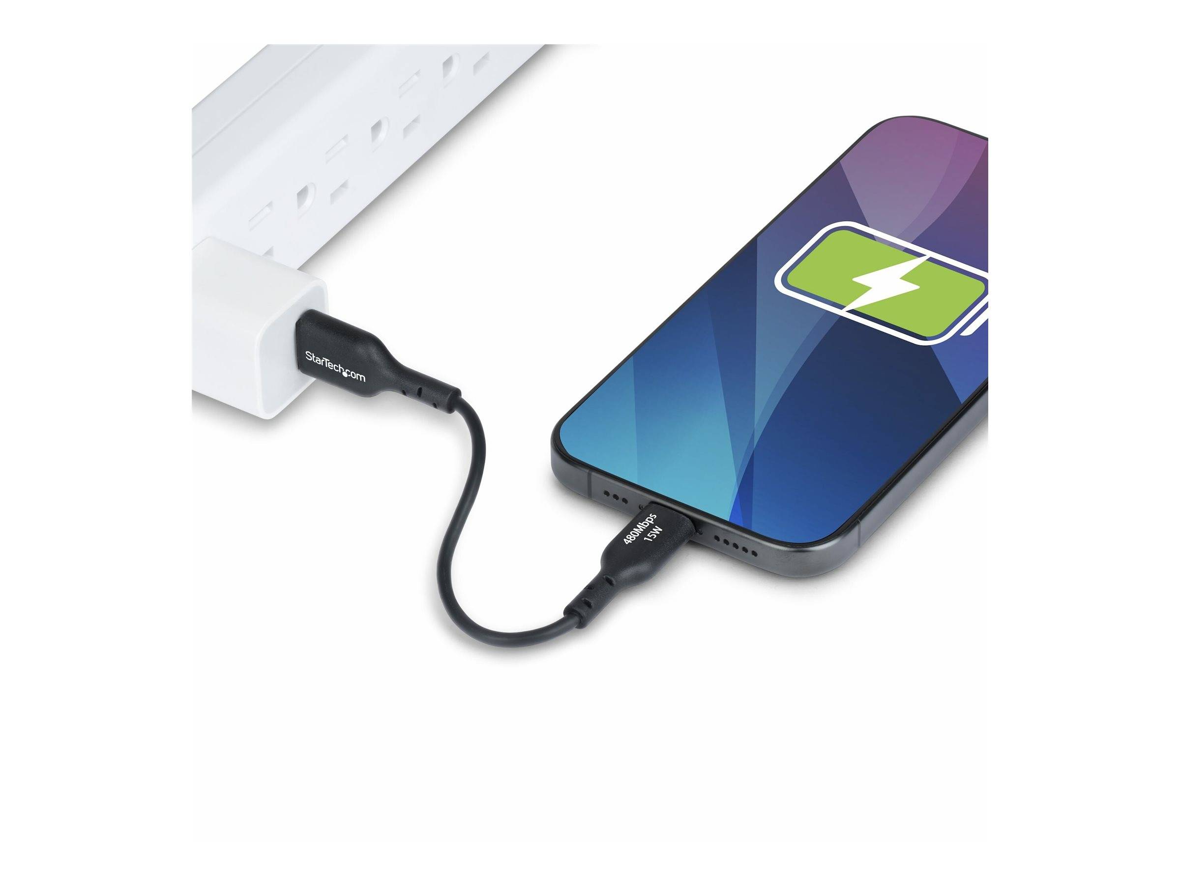 Ein Smartphone mit einem Akkusymbol mit voller Ladung auf dem Bildschirm ist an ein Ladegerät angeschlossen und zeigt, dass das Gerät geladen wird.