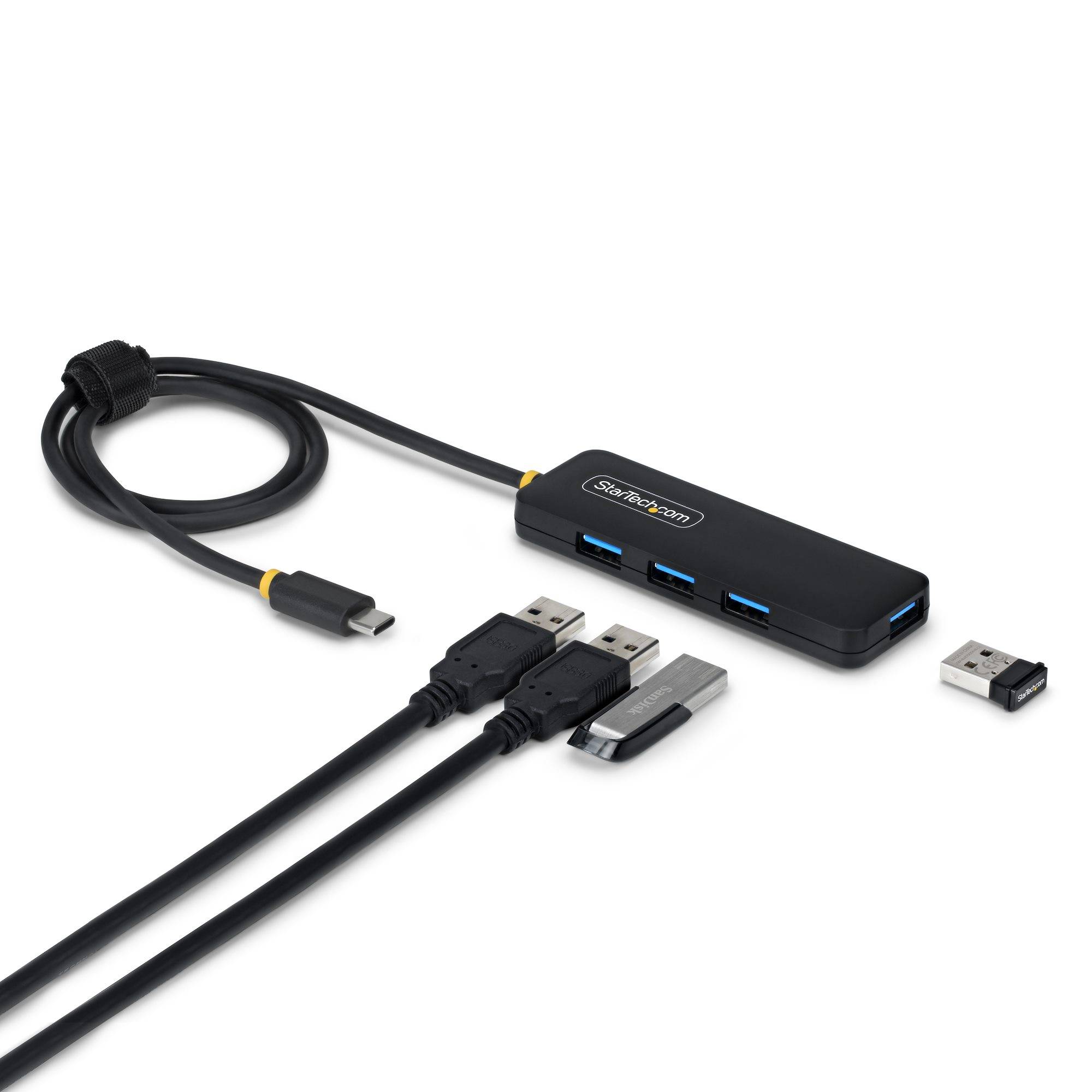 USB-C-Hub mit drei USB-A-Anschlüssen, mit angeschlossenem USB-C-Kabel und separatem USB-A-Adapter auf weißem Hintergrund.