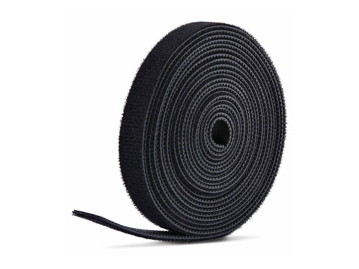 Eine Rolle schwarzes Klettband, ordentlich aufgewickelt mit leicht herausragender Kante, zum Befestigen oder Organisieren von Gegenständen.