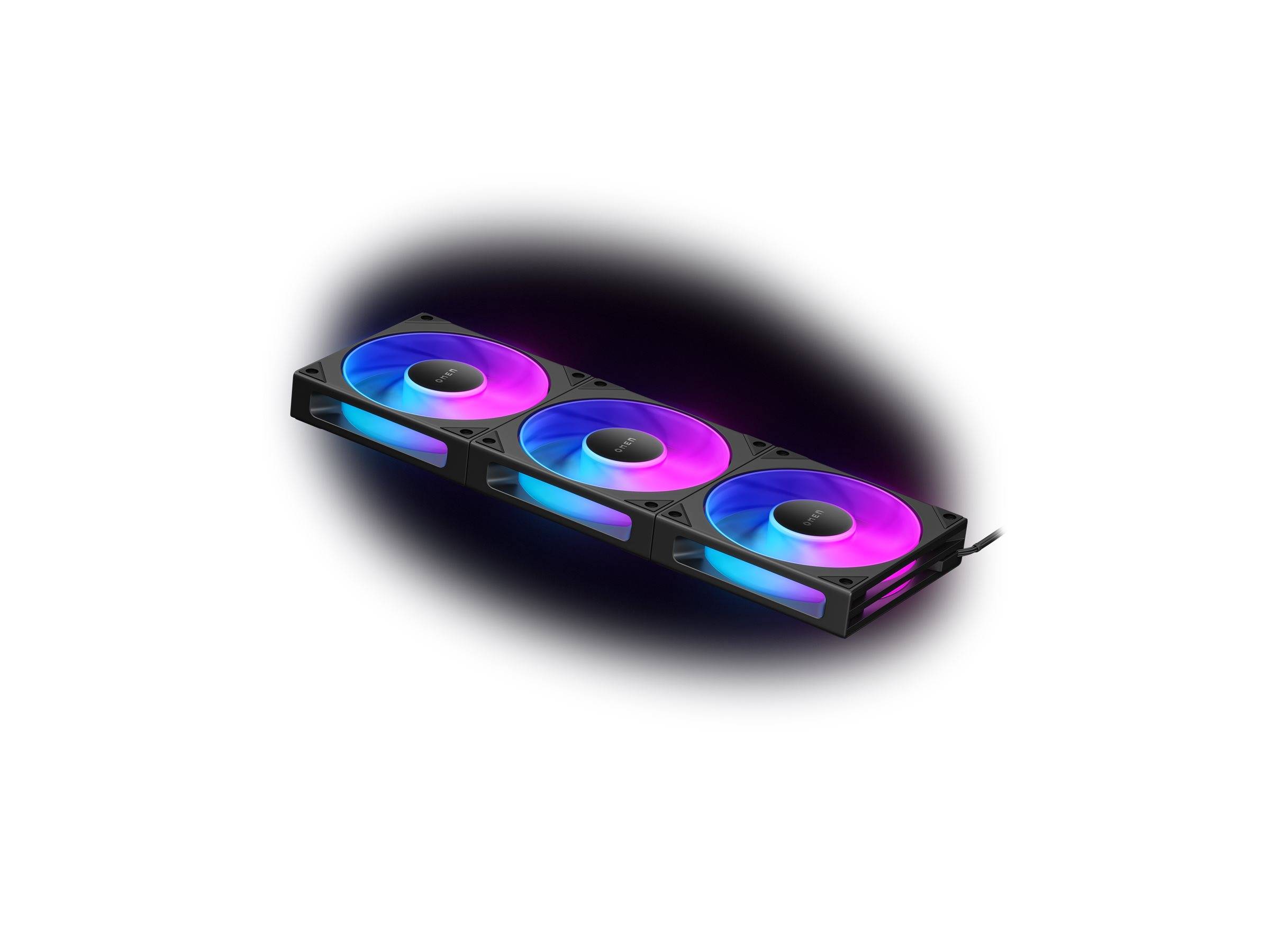 Eine schwarze PC-Kühleinheit mit drei Lüftern und mehrfarbiger LED-Beleuchtung in Schattierungen von Rosa, Blau und Lila, die einen Schein um sich herum wirft.