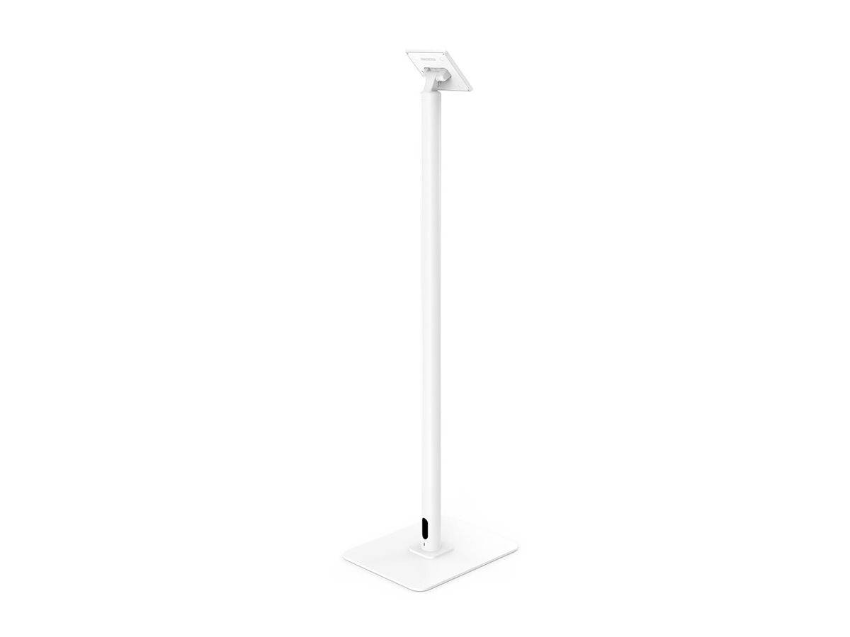 Weiße freistehende Stehlampe mit schlankem vertikalem Schaft und flacher quadratischer Basis auf einem einfachen weißen Hintergrund.
