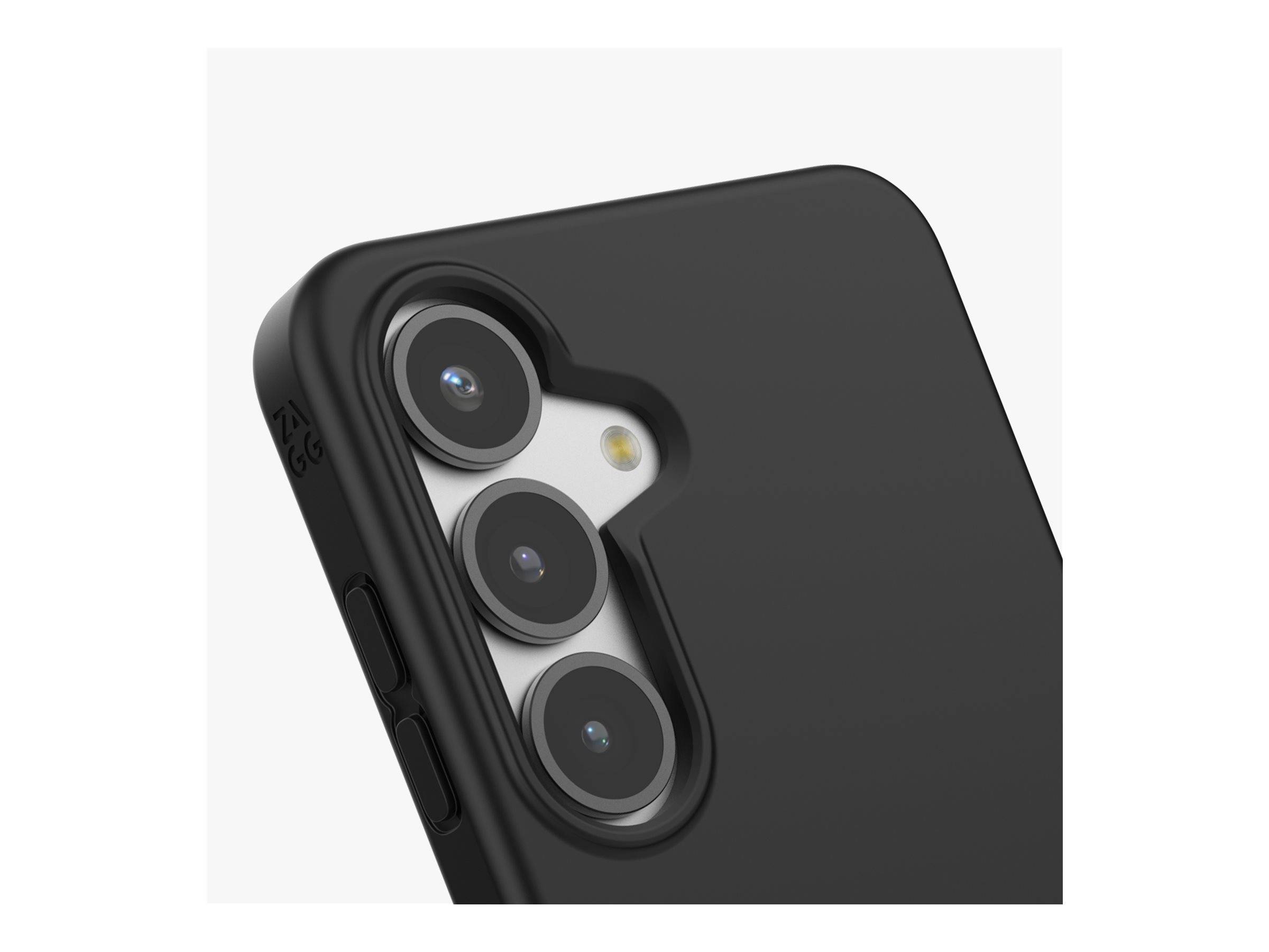 Schwarze Smartphone-Hülle mit Aussparung für drei Kameraobjektive und Blitz vor einem einfarbigen weißen Hintergrund.