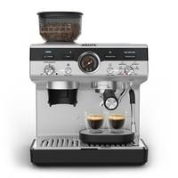 Espressomaschine mit integriertem Mahlwerk und zwei Ausgüssen, die zwei Tassen Kaffee zubereitet. Kaffeebohnen sind im Bohnenbehälter oben sichtbar.