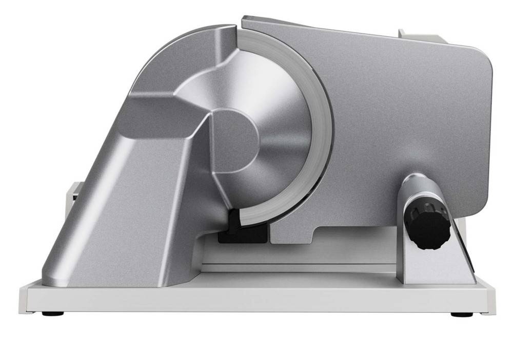Elektrischer Fleischschneider in Silber mit kreisförmigem Messer, geneigtem Schlitten und Dickenscheiben-Einstellknopf auf weißem Sockel.