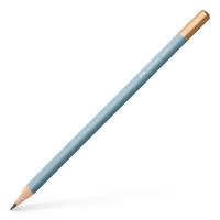 Ein hellblauer Bleistift mit goldenem Radiergummi, diagonal nach oben zeigend, mit weißem Text und einem kleinen Logo in der Nähe der Spitze.