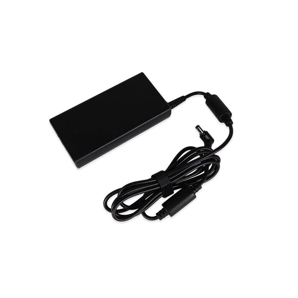 Ein schwarzes Laptop-Ladegerät mit einem rechteckigen Netzteil und einem langen Kabel wird gezeigt, was ein Stromversorgungszubehör für Laptops darstellt.