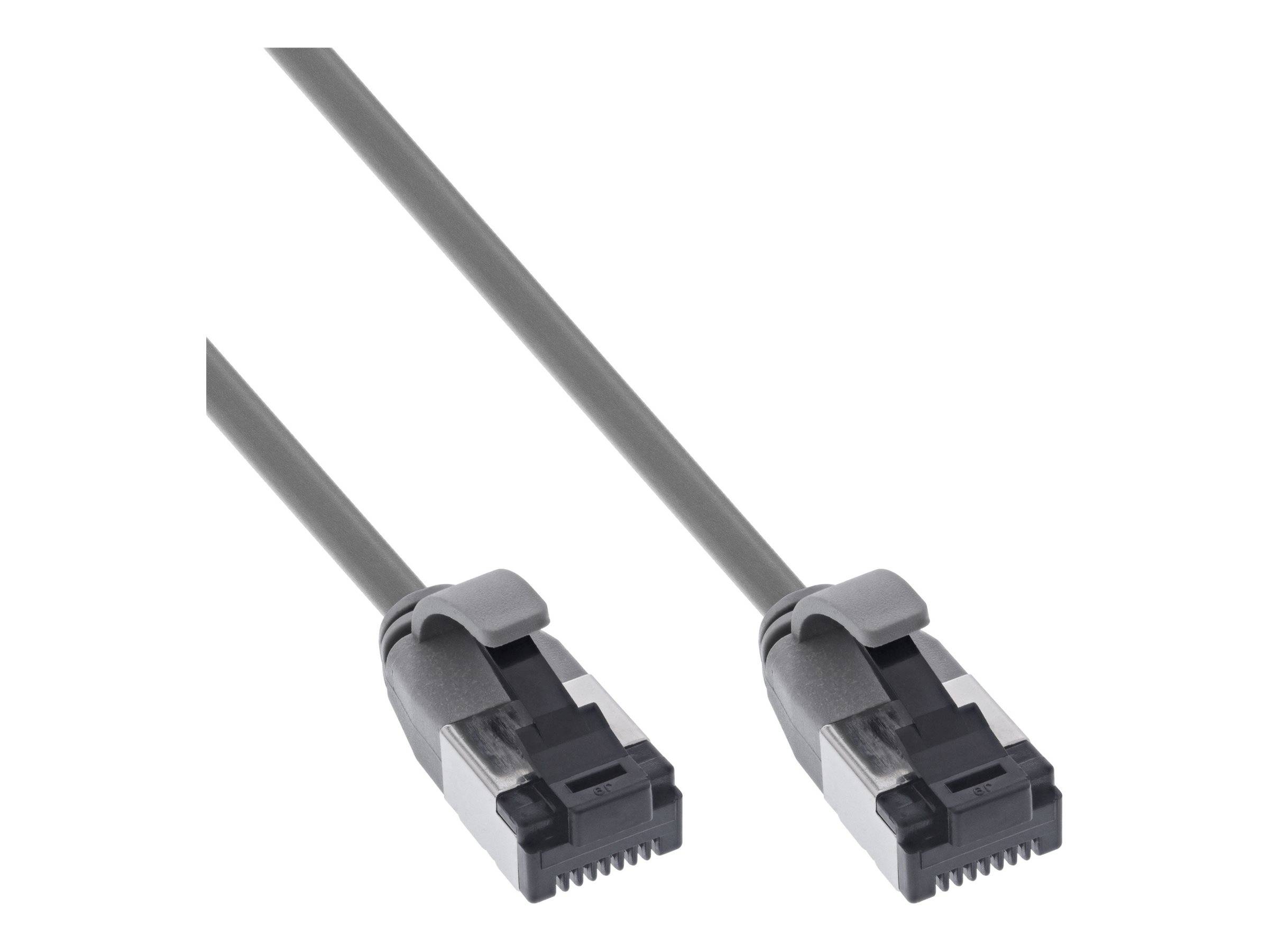 Zwei graue Ethernet-Kabel mit RJ45-Steckern werden nebeneinander dargestellt und zeigen Komponenten der Netzwerkverbindung.