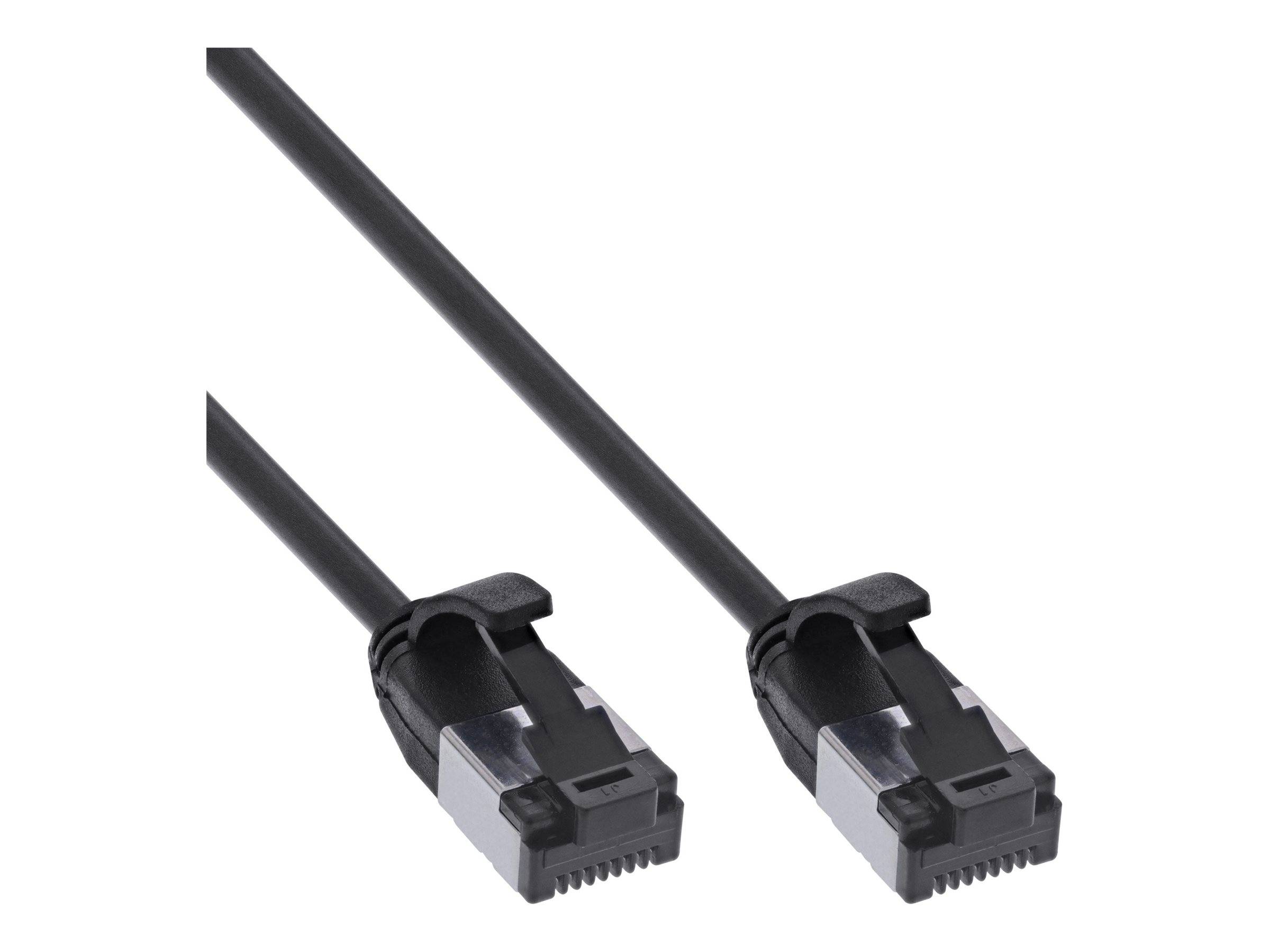 Ein schwarzes Ethernet-Kabel mit zwei RJ45-Steckern an jedem Ende, das verwendet wird, um Netzwerkgeräte für kabelgebundene Internetverbindungen zu verbinden.