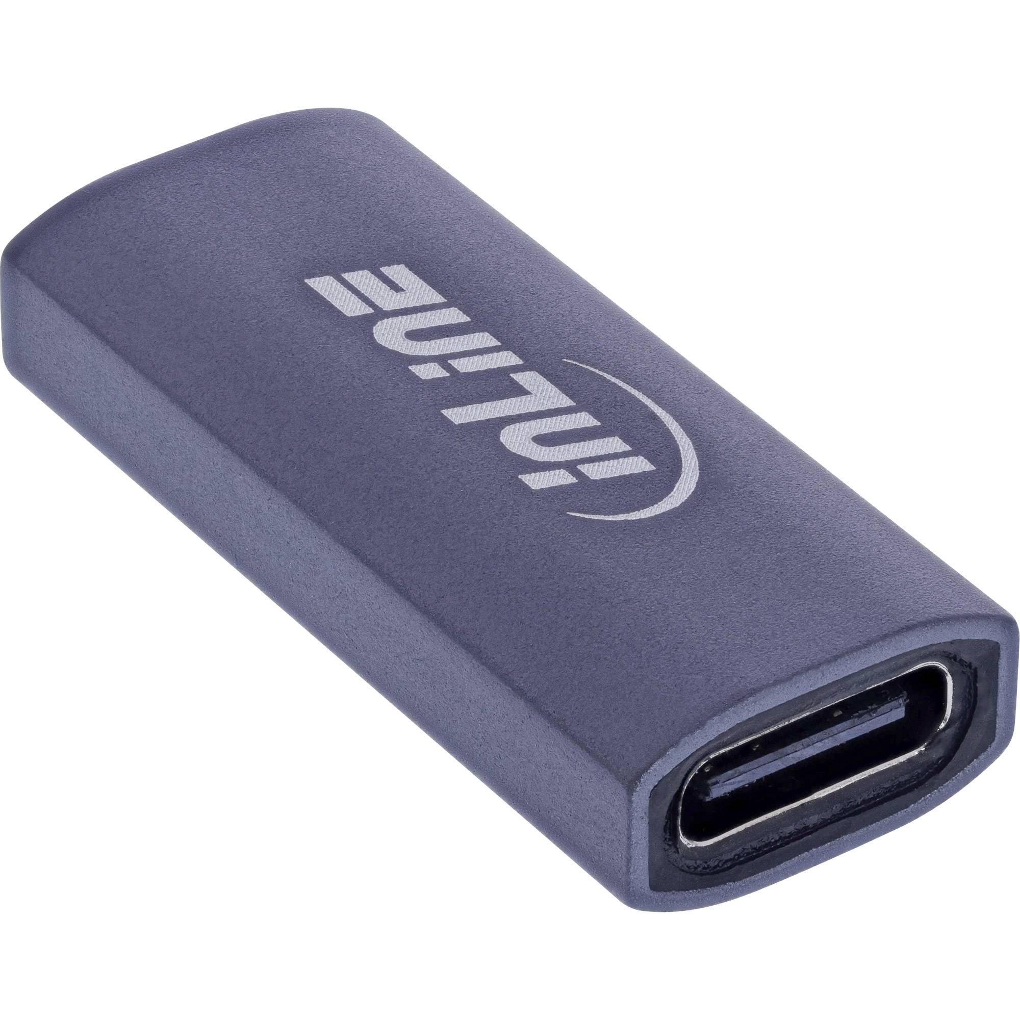 Ein USB-C-Adapter mit kompaktem, grauem Design und einem Markenlogo auf der Oberseite, verwendet zum Verbinden von Geräten mit unterschiedlichen USB-Anschlüssen.