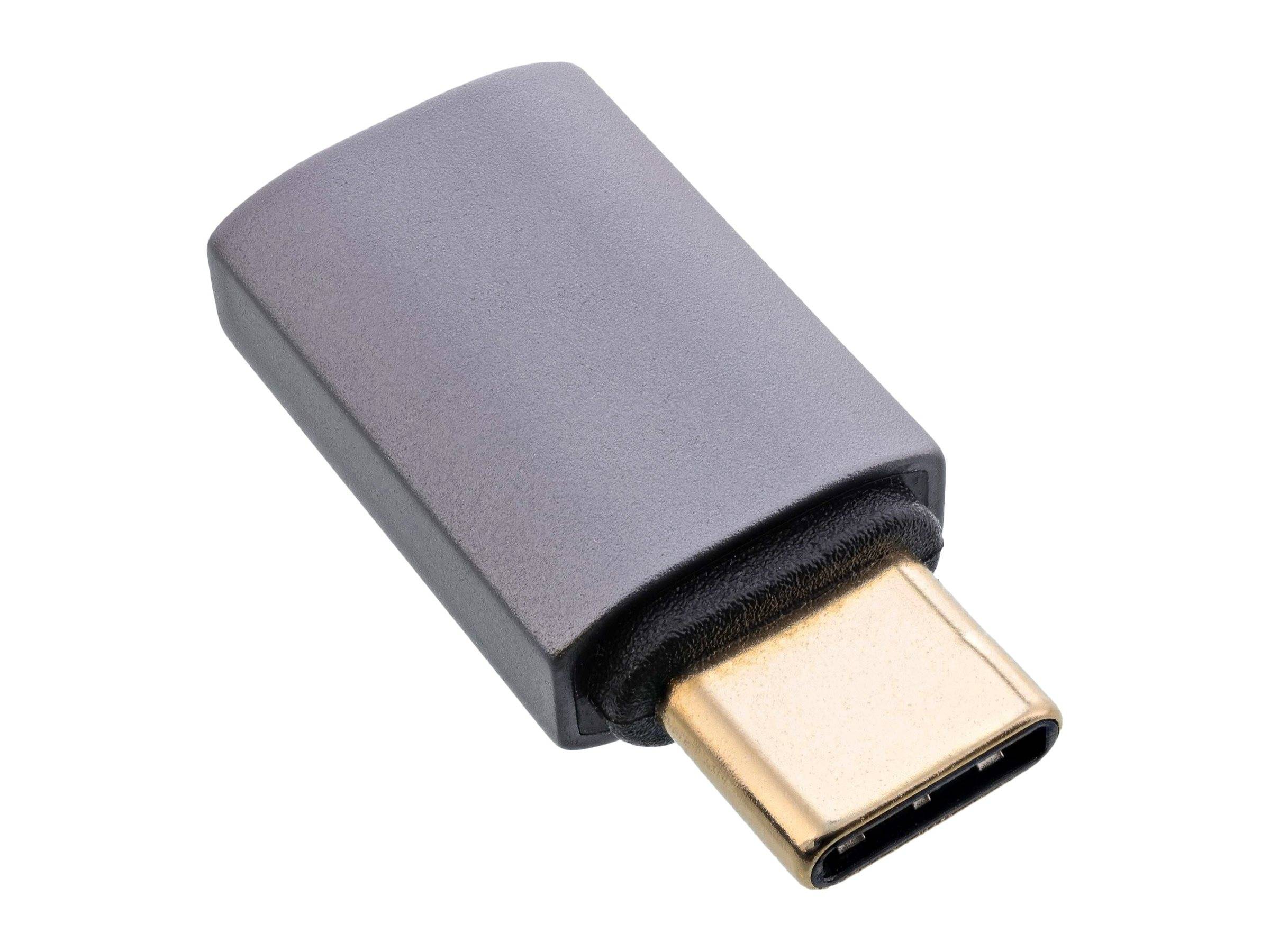 Ein USB-C-Adapter mit einem Metallgehäuse und einem goldfarbenen Anschluss, der zum Übertragen von Daten oder Laden von Geräten verwendet wird.