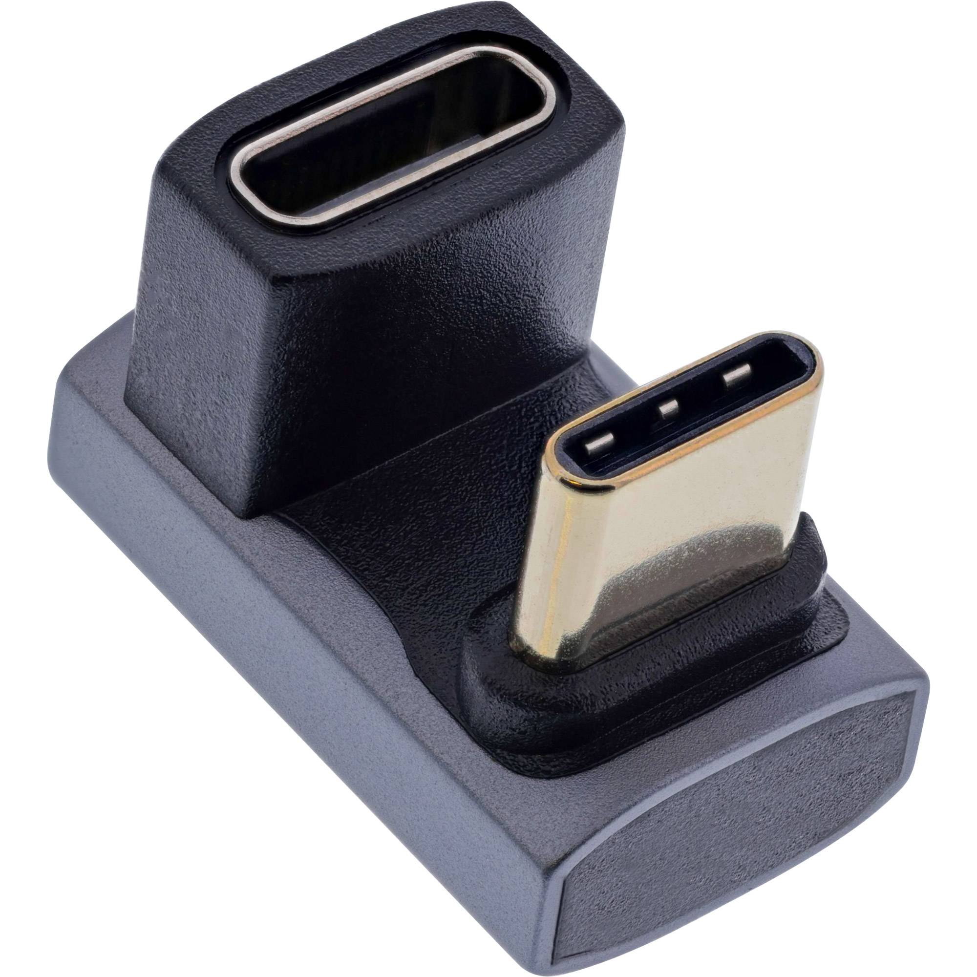 Eine Nahaufnahme eines USB-C-Stecker zu USB-C-Buchse Adapters, der die Anschlüsse in Schwarz und Gold präsentiert, zum Verbinden von Geräten oder Kabeln.