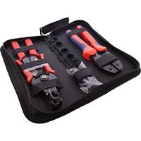Werkzeugset mit verschiedenen Zangen und einer Reihe von Verbindern in einem schwarzen Koffer, ordentlich für elektrische oder mechanische Arbeiten organisiert.