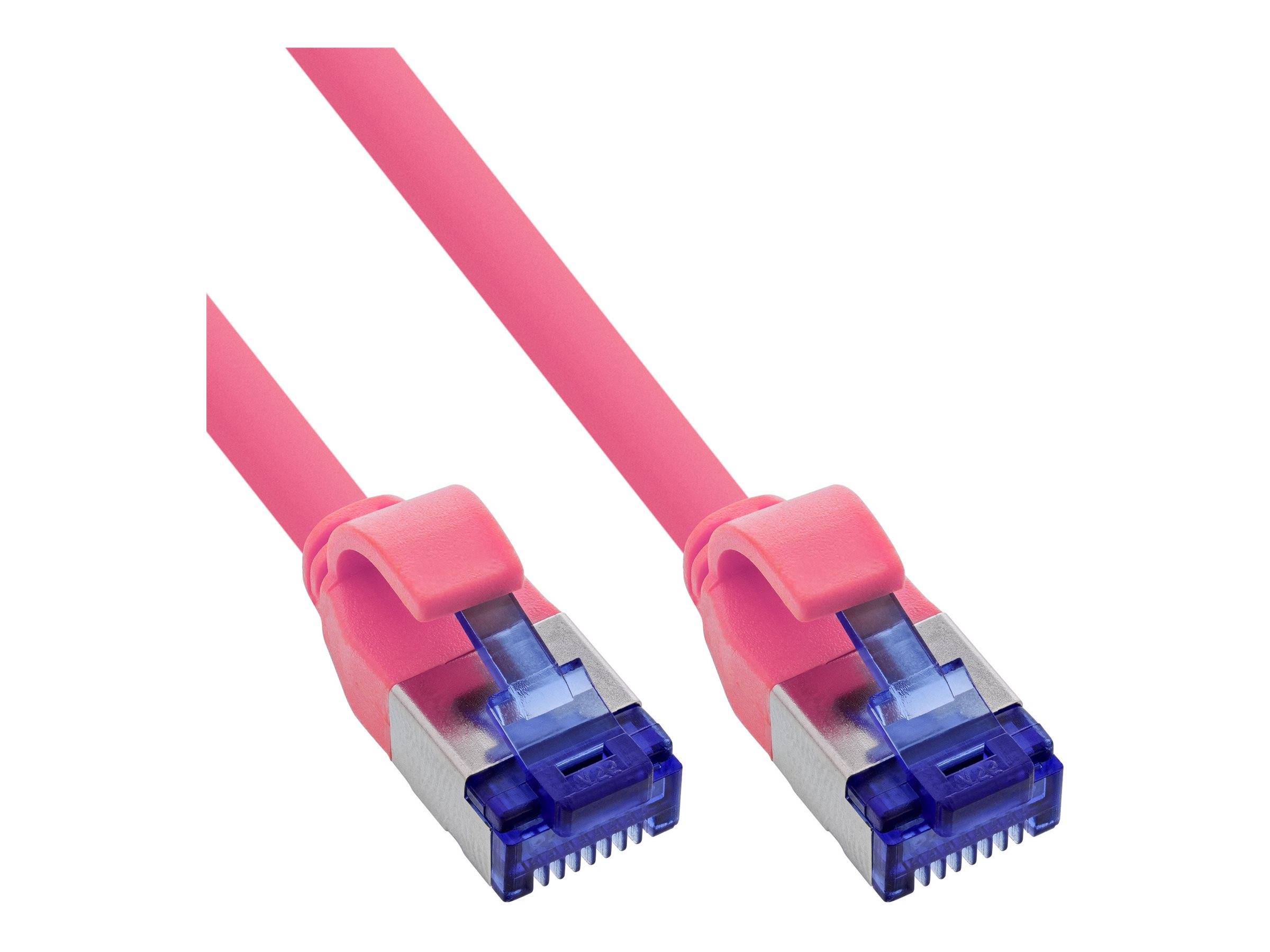 Ein rosa Ethernet-Kabel mit metallfarbenen blauen Steckern an beiden Enden, das für Netzwerkverbindungen verwendet wird.