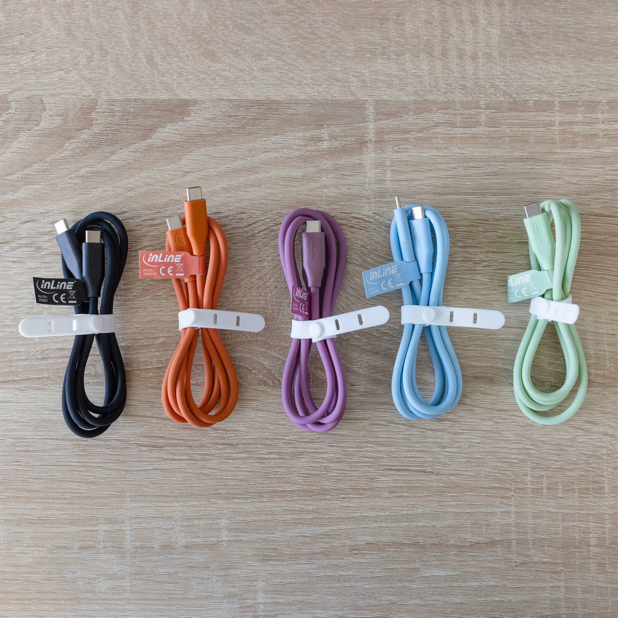 Fünf USB-C-Kabel in Schwarz, Orange, Lila, Blau und Grün, jeweils ordentlich aufgewickelt und mit einem weißen Klettband gesichert, auf einer Holzoberfläche.