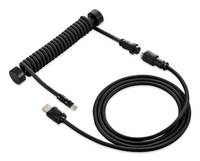 Schwarzes gewickeltes USB-Kabel mit einem Lightning-Anschluss, geeignet zum Laden und Datenübertragung, vor einem weißen Hintergrund dargestellt.