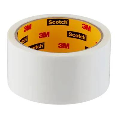 Rolle mit weißem Scotch 3M Klebeband auf weißem Untergrund.