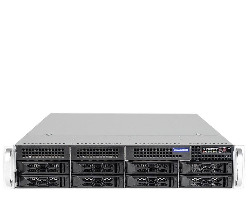 Frontansicht einer schwarzen Rack-Server-Einheit mit mehreren Laufwerkschächten und einem 'bluechip'-Logo in der oberen rechten Ecke.