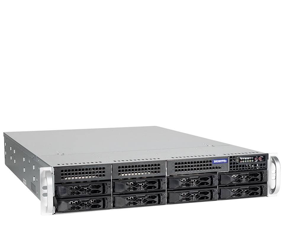 Schwarzes Server-Rack mit zehn Festplattenschächten auf weißem Hintergrund. Das Rack hat ein rechteckiges, kompaktes Design, das sich für die Datenspeicherung eignet.