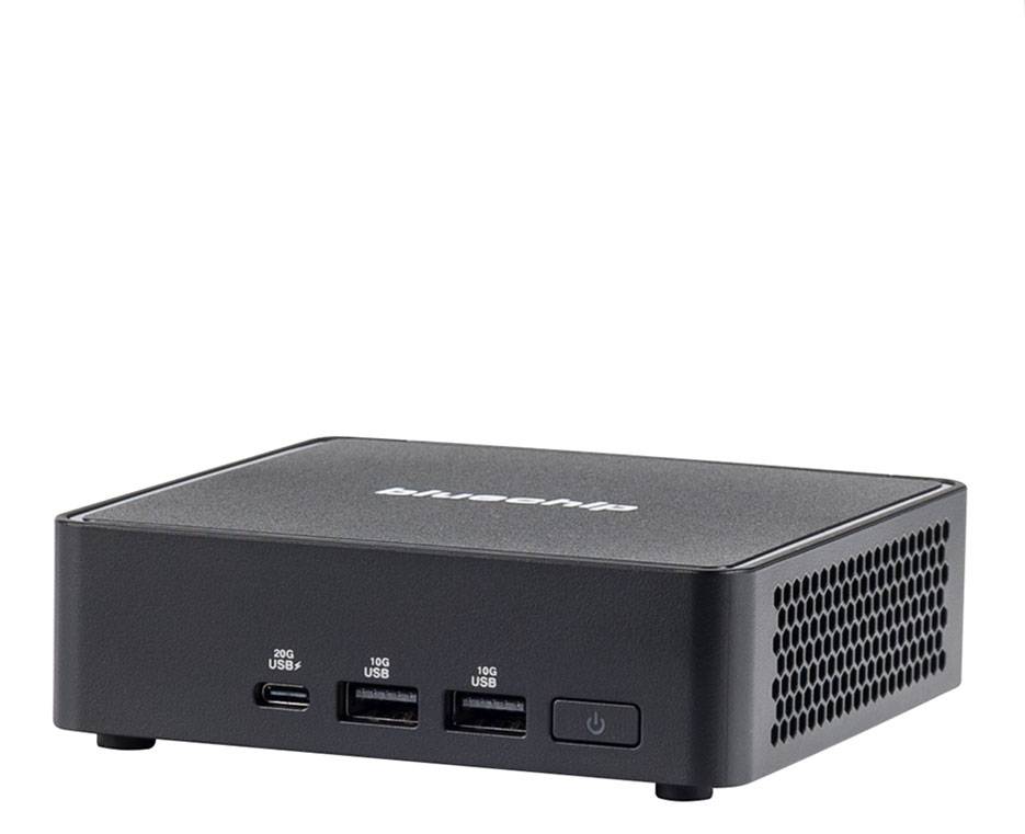 Kompaktes schwarzes Gerät mit einer Markenetikette auf der Oberseite, ausgestattet mit USB-Anschlüssen und einem Einschaltknopf auf der Frontplatte.