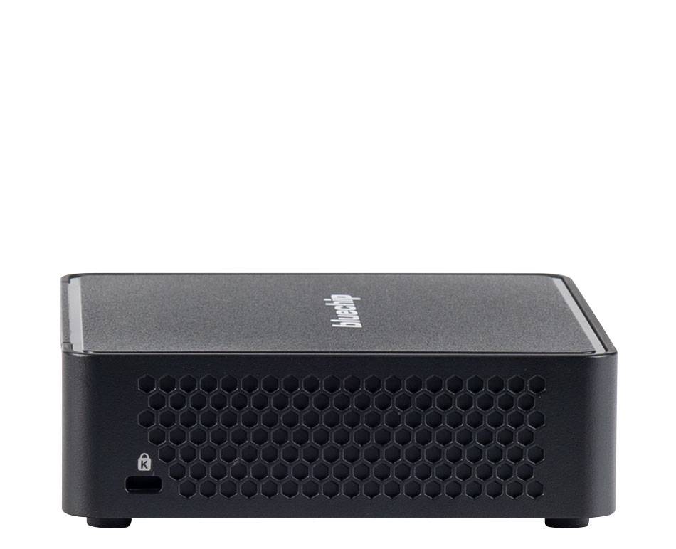Ein schwarzes technisches Gerät mit Wabenbelüftungsmuster auf der Vorderseite, kleinem Statusanzeiger und Markierung oben. Höchstwahrscheinlich ein Mini-Computer oder Server.