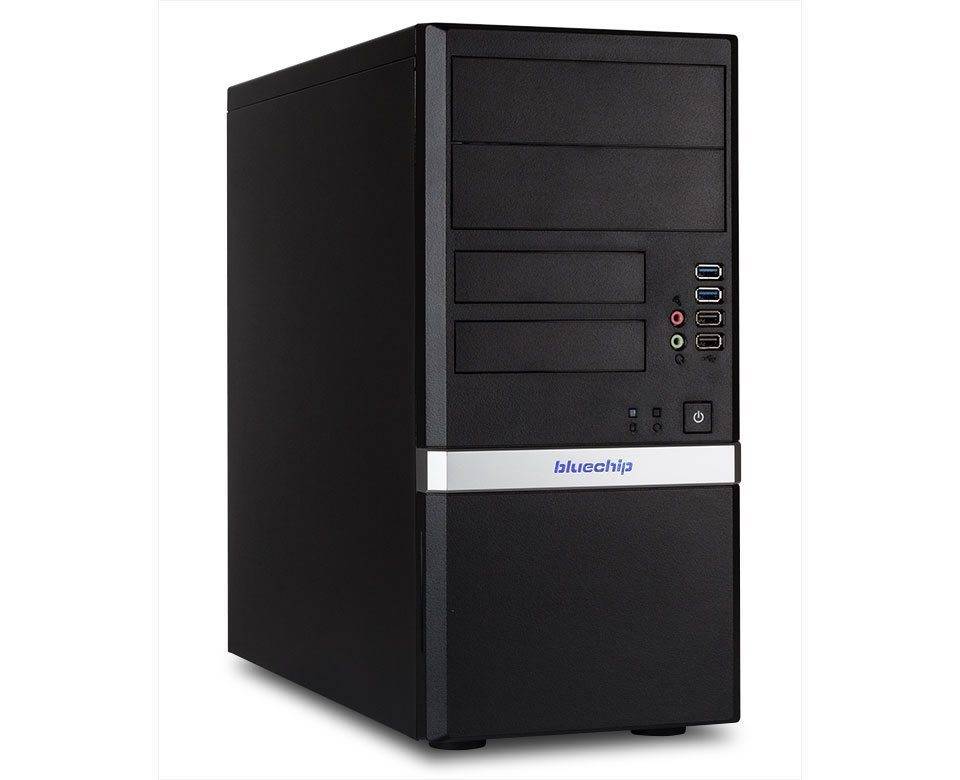 Ein schwarzer Desktop-Computerturm mit mehreren Laufwerkschächten, einem Einschaltknopf und USB-Anschlüssen auf dem vorderen Bedienfeld, mit der Aufschrift 'bluechip'.