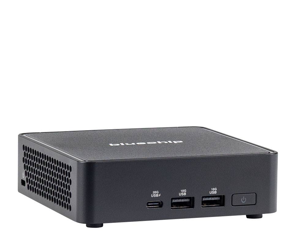 Ein kompakter schwarzer Mini-PC mit der Bezeichnung 'bluechip', der mehrere USB- und HDMI-Anschlüsse an der Vorderseite sowie einen Einschaltknopf an der Seite aufweist.