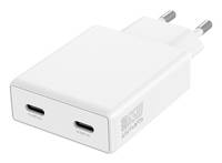 Ein weißer Wandladegerät mit zwei USB-C-Anschlüssen und einem Stecker, der für EU-Steckdosen konzipiert ist. Geeignet zum Aufladen elektronischer Geräte.