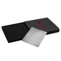 Wicked Edge Diamantschleifstein, präsentiert in einem schwarzen Etui, mit einer feinen Schleifoberfläche.