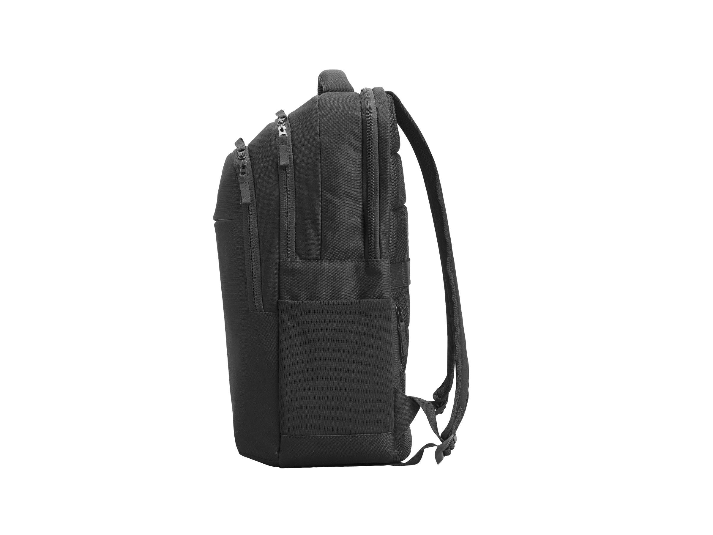 Ein schwarzer Rucksack im Seitenprofil mit mehreren Reißverschlüssen und Taschen, ausgestattet mit gepolsterten Schultergurten für verbesserten Komfort und Halt.