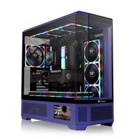 Ein Gaming-PC mit transparentem Gehäuse zeigt Komponenten wie Lüfter, Grafikkarte und LED-Beleuchtung und präsentiert damit das Design der internen Hardware.