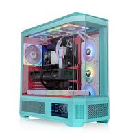 Ein lebendiger Petrolblau-Gaming-PC auf Maß mit transparenten Seitenwänden zeigt beleuchtete Kühlventilatoren, komplexe Verkabelung und eine digitale Zeitanzeige.