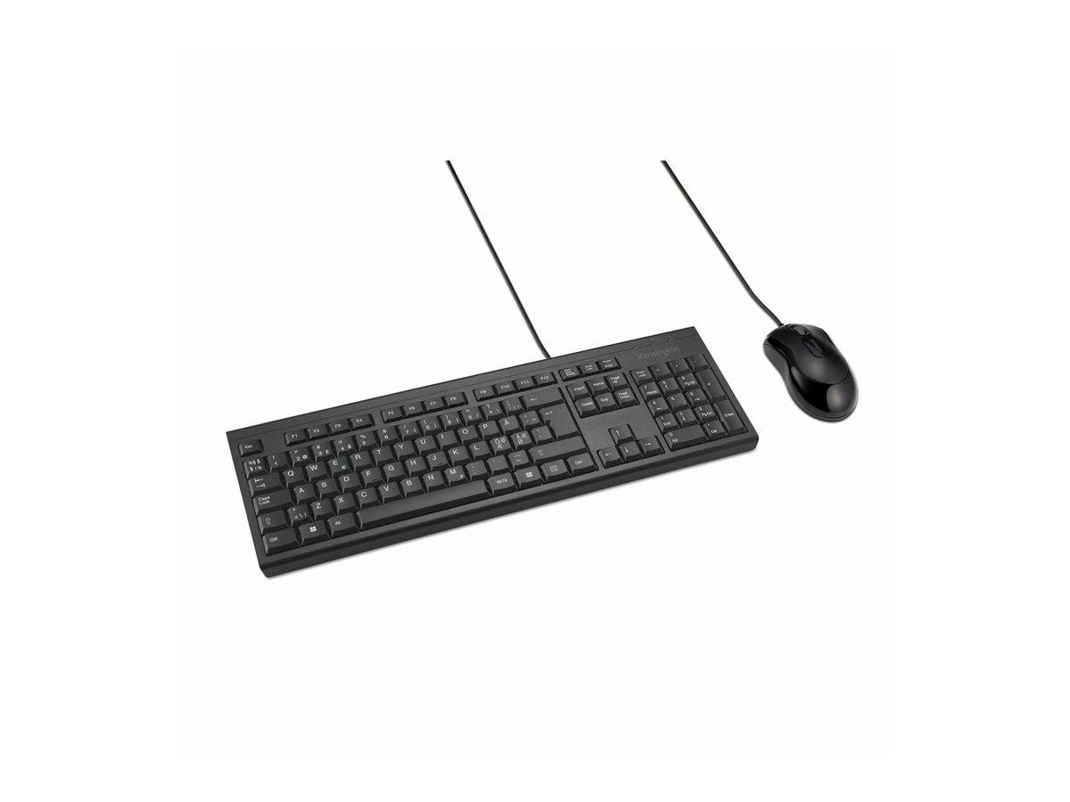 Eine schwarze kabelgebundene Tastatur- und Mausgarnitur auf weißem Hintergrund, bei der alle Tasten deutlich angeordnet sind, einschließlich Zifferntastatur und USB-Kabeln.