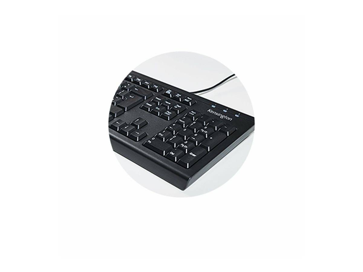 Eine schwarze kabelgebundene Tastatur mit sichtbarem Markennamen oben.