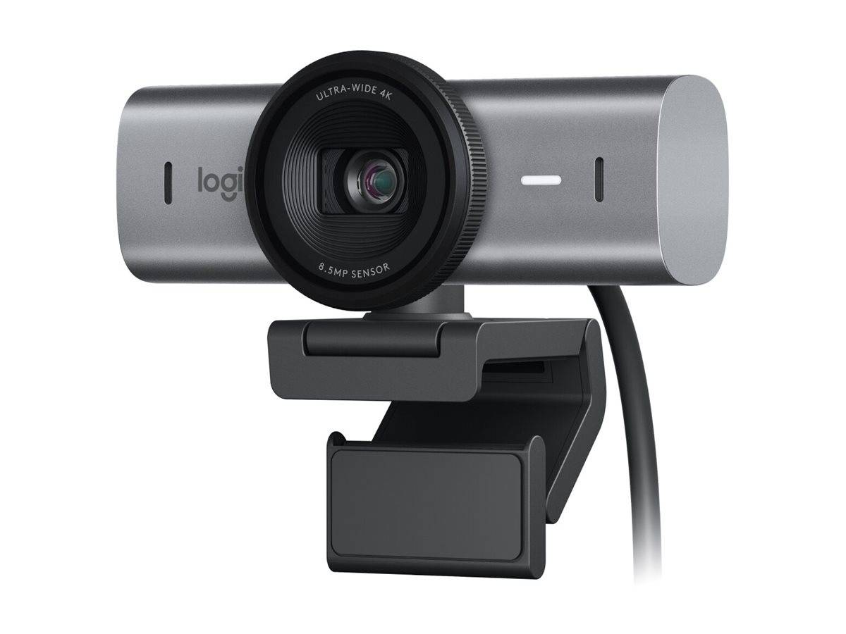 Eine silberne Webcam mit 'Logi' Branding, ausgestattet mit einem ultraweiten 4K-Objektiv und einem 8,5 MP-Sensor, die an einer Clip für die Befestigung an einem Monitor montiert ist.