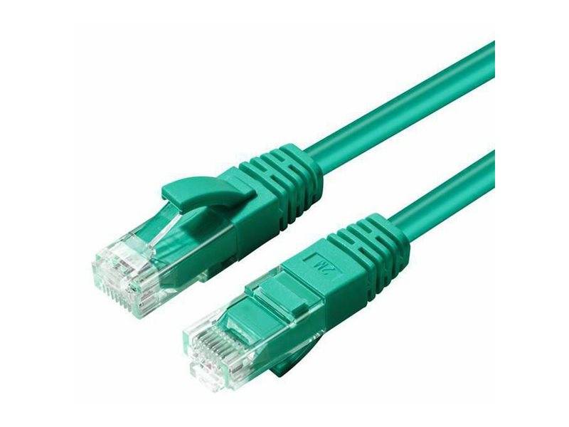 Zwei grüne Ethernet-Kabel mit RJ45-Steckern, die für Netzwerkverbindungen verwendet werden, vor einem weißen Hintergrund abgebildet.