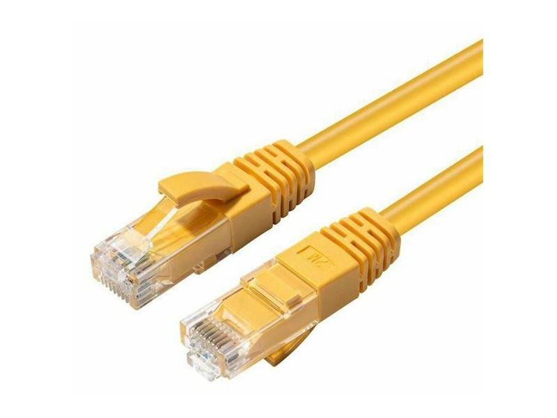 Ein gelbes Ethernet-Kabel mit transparenten RJ45-Steckern an beiden Enden, verwendet für Netzwerkverbindungen.