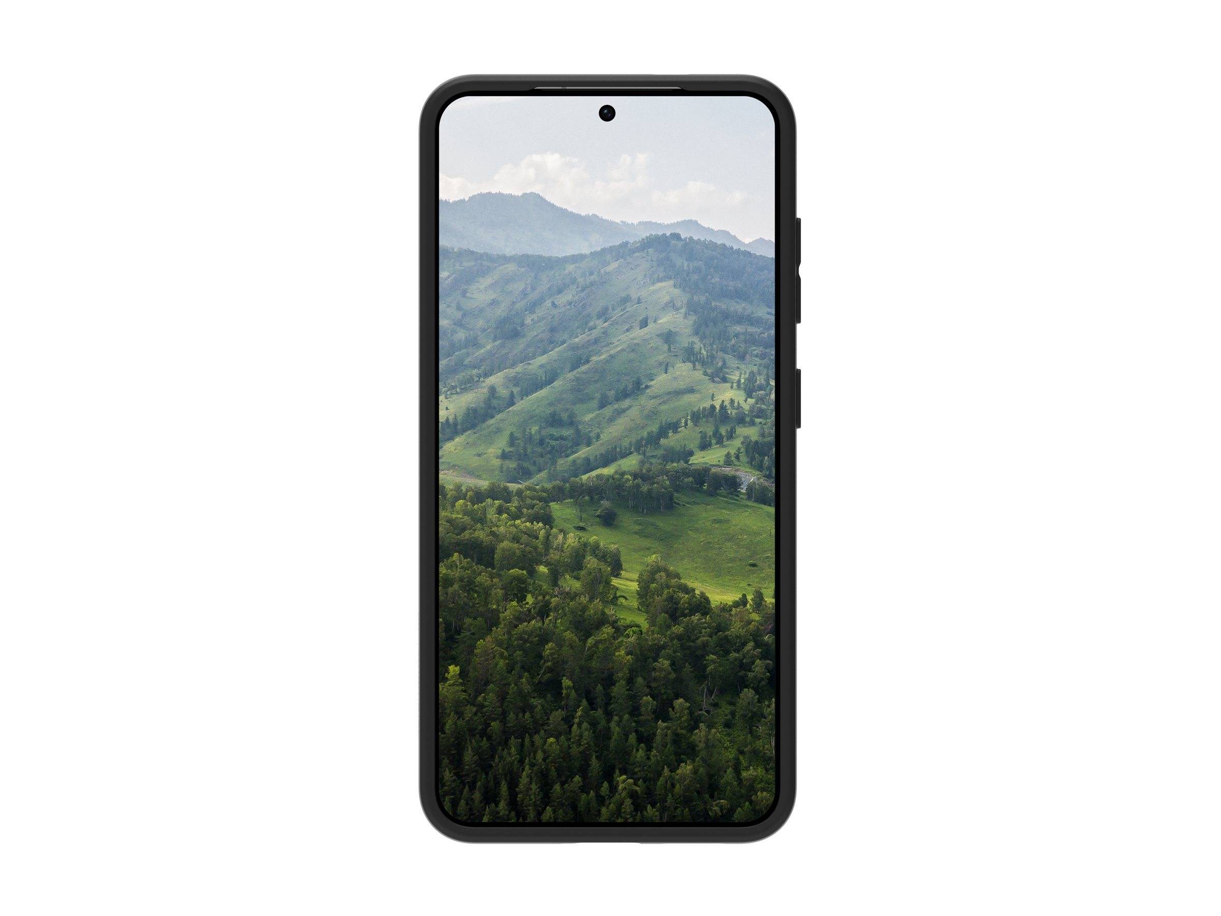 Ein Smartphone, das eine malerische Berglandschaft mit üppig grünen Hügeln und einem bewölkten Himmel zeigt.