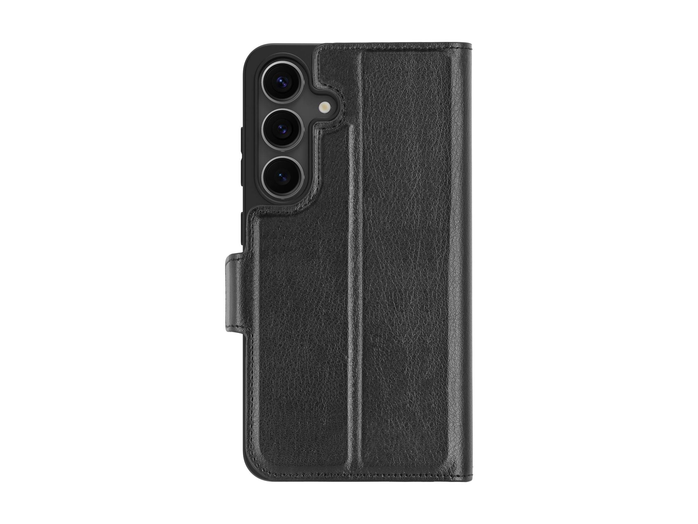 Ein schwarzes Leder-Handyetui mit drei Kameraausschnitten wird aufrecht stehend gezeigt, wobei seine strukturierte Oberfläche und der magnetische Verschluss zu sehen sind.