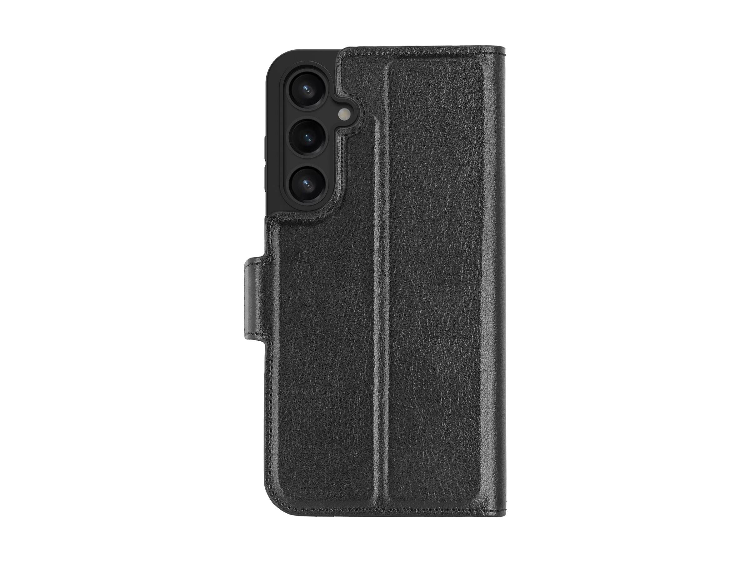 Eine schwarze Lederhandyhülle mit einer umklappbaren Klappe zum Schutz eines Smartphones, die drei Aussparungen für Kameraobjektive auf der Rückseite aufweist.